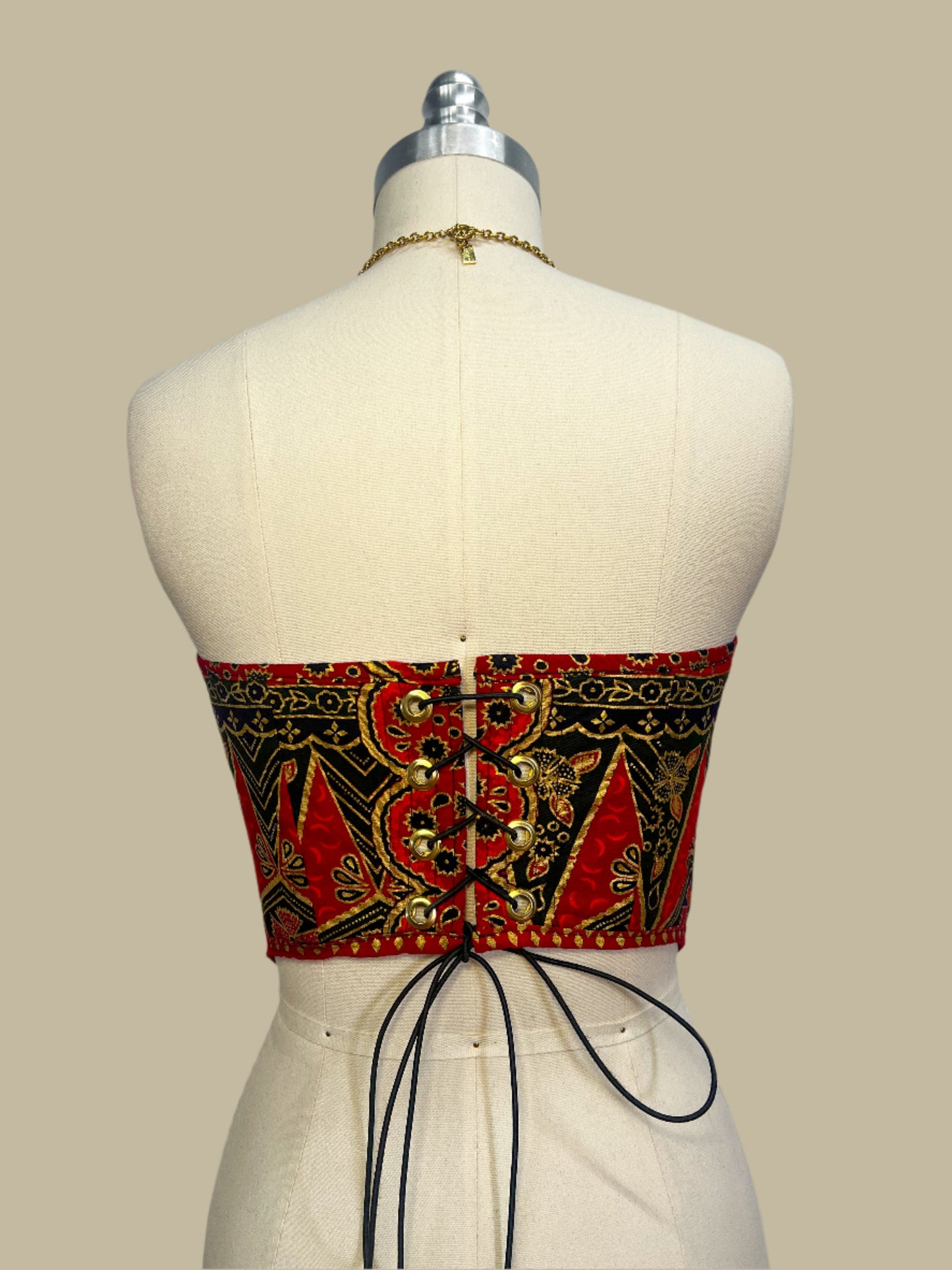 RENTAL: STRAPLESS CORSET - RED (2/4)